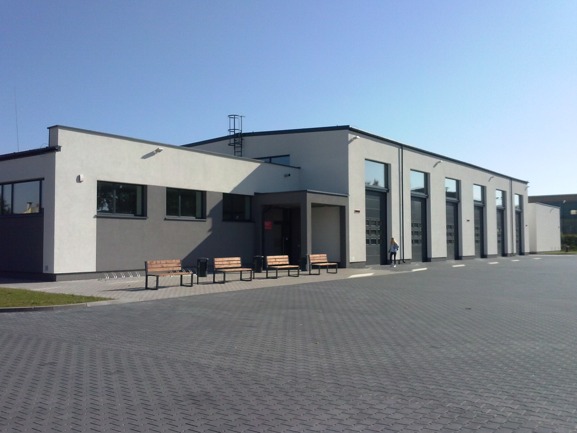 Large dark gray warehouse-warszawska-rog-szerokiej-TCkIri6lxEo-unsplash